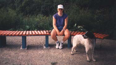 Bildbeschreibung: Ich sitze auf einer Bank neben einem Rad-Wanderweg an der Werra von Niederhone nach Albungen. Im Hintergrund befindet sich, nicht sichtbar, die Werra. Vor der Bank sieht man die Hündin Anni - 210 KB